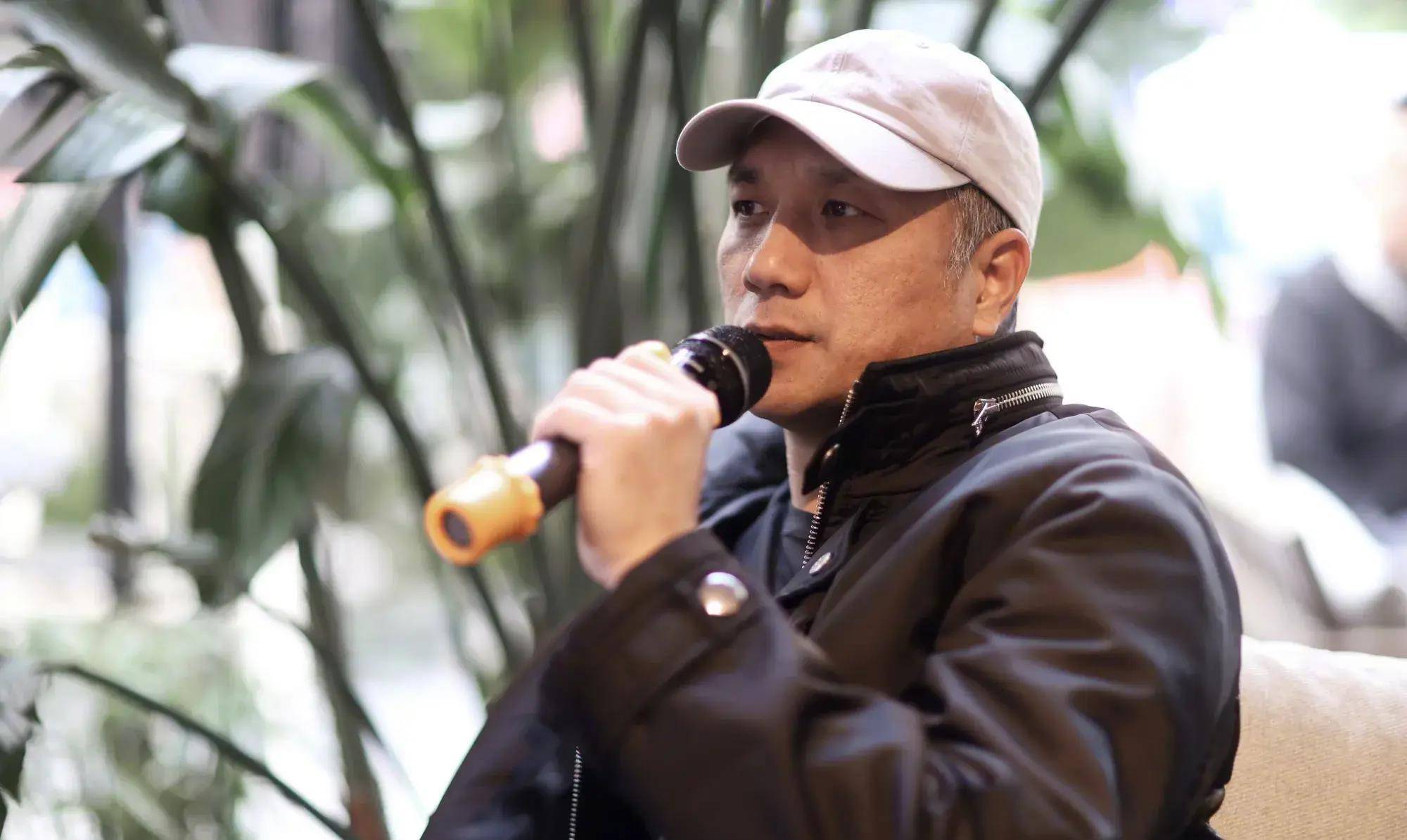 1995年,执导的剧情电影《日光峡谷》入围第46届柏林国际电影节主竞赛