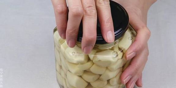 腌腊八蒜时，最忌直接加醋腌，掌握3个小窍门，8小时就碧绿又入味(图6)