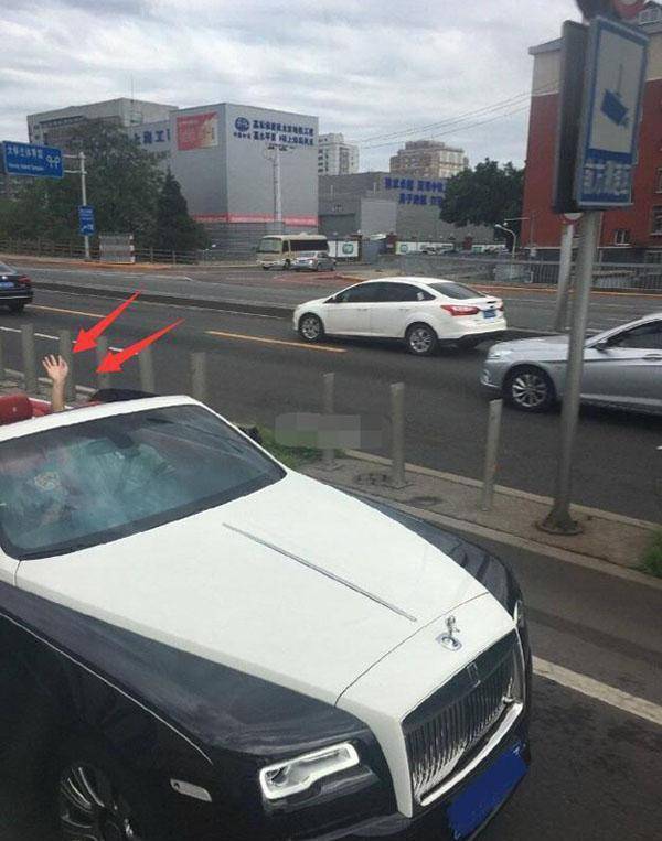 贾乃亮开敞篷跑车出行,跟副驾驶友人有说有笑_网友_李小璐_形象