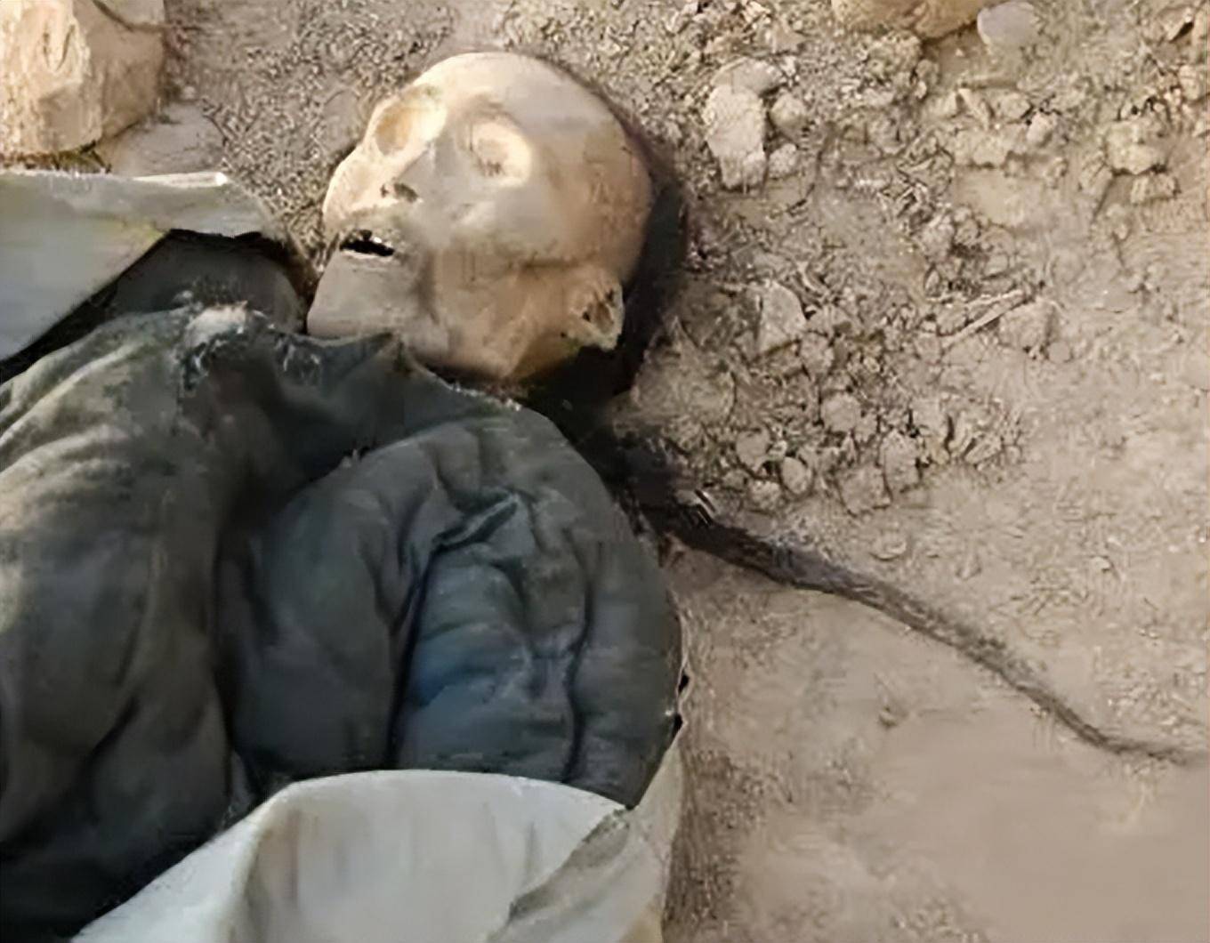 2009年新疆火焰山发掘6具"僵尸",戴帽子留长辫,工