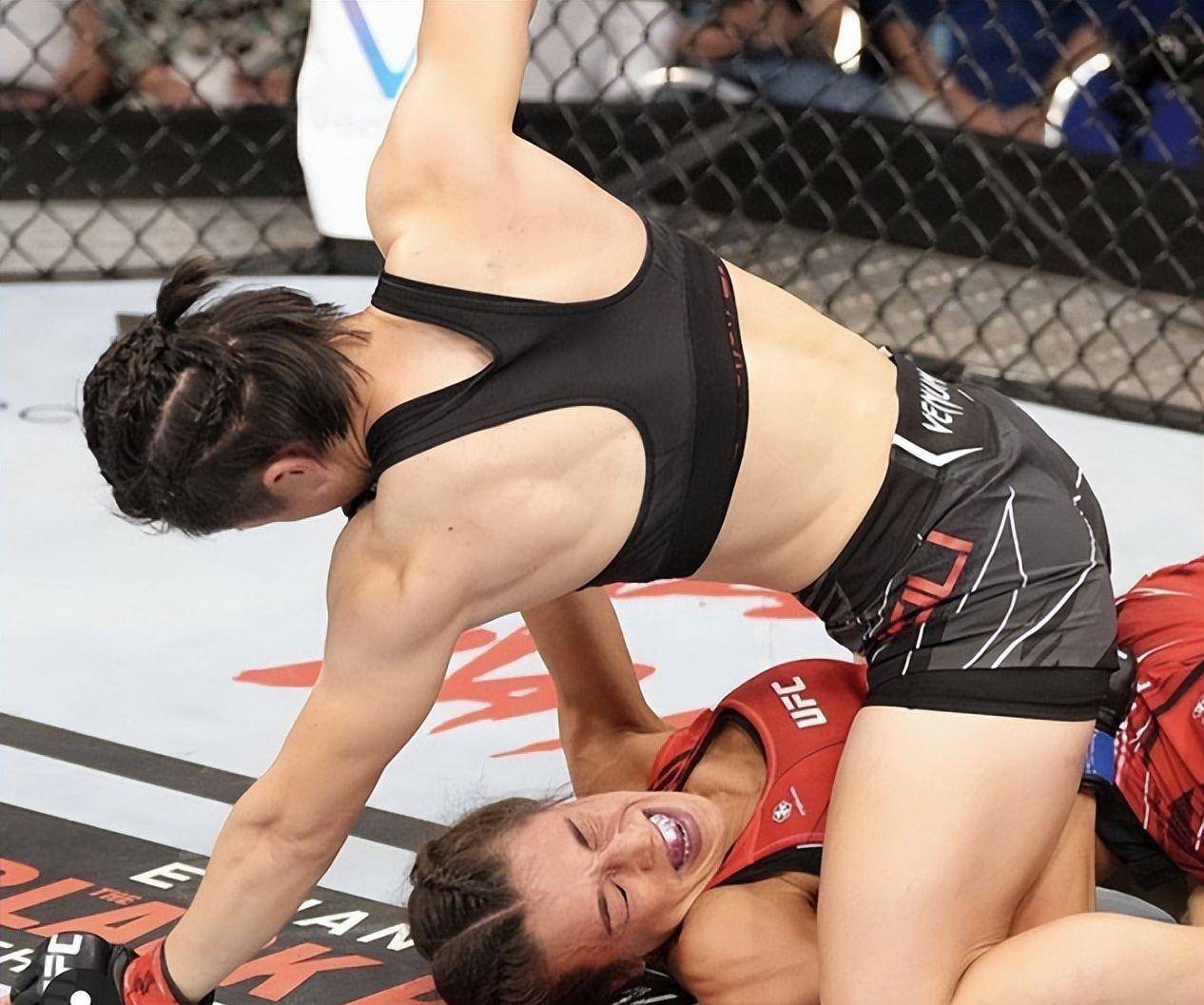 ufc冠军黑龙评价张伟丽ko乔安娜:这太暴力了_比赛_阿迪萨亚_女子