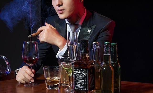 "帅哥,陪你喝酒是我的荣幸""美女,你言重了,和美女一起喝酒是我的荣幸