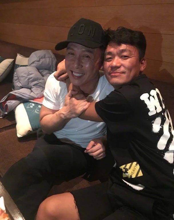 甄子丹与兄弟相聚合照 王宝强跟谢霆锋撞发型_好友_任贤齐_合作