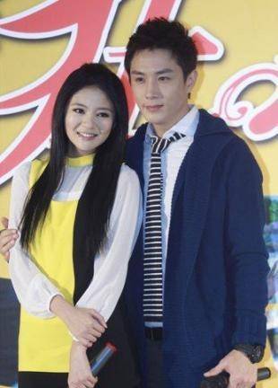 和李承铉秘密相恋2年,却被戚薇捷足先登,38岁的安以轩终嫁 .