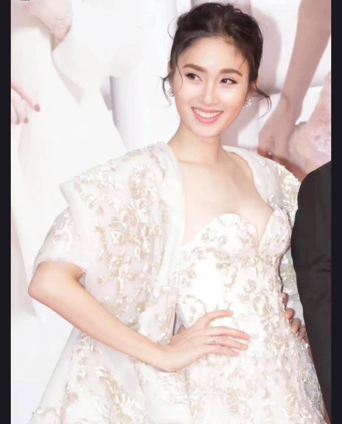 与张家辉激吻的泰国最美变性人宝儿与富商男友订婚_oak_女人_poyd