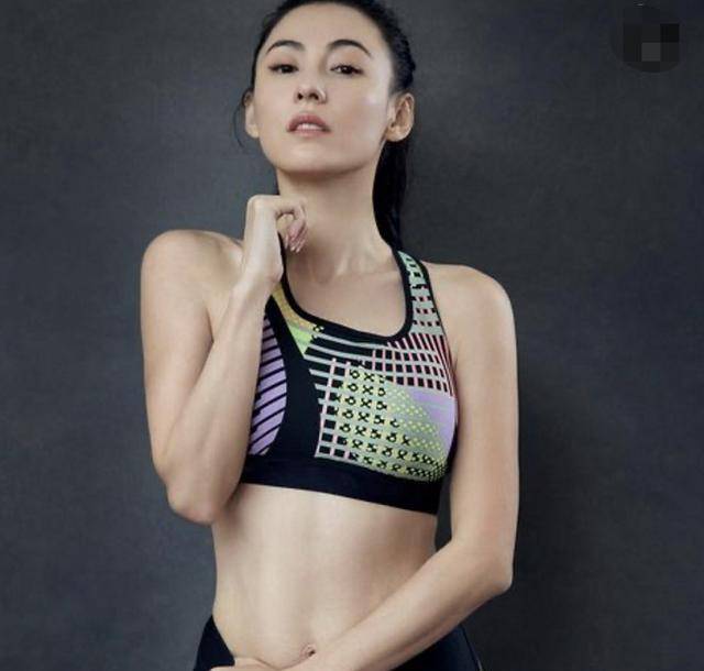 张柏芝穿运动内衣健身,光脚拉伸四肢,坐地上腰部挤出一圈肉_身材_锻炼