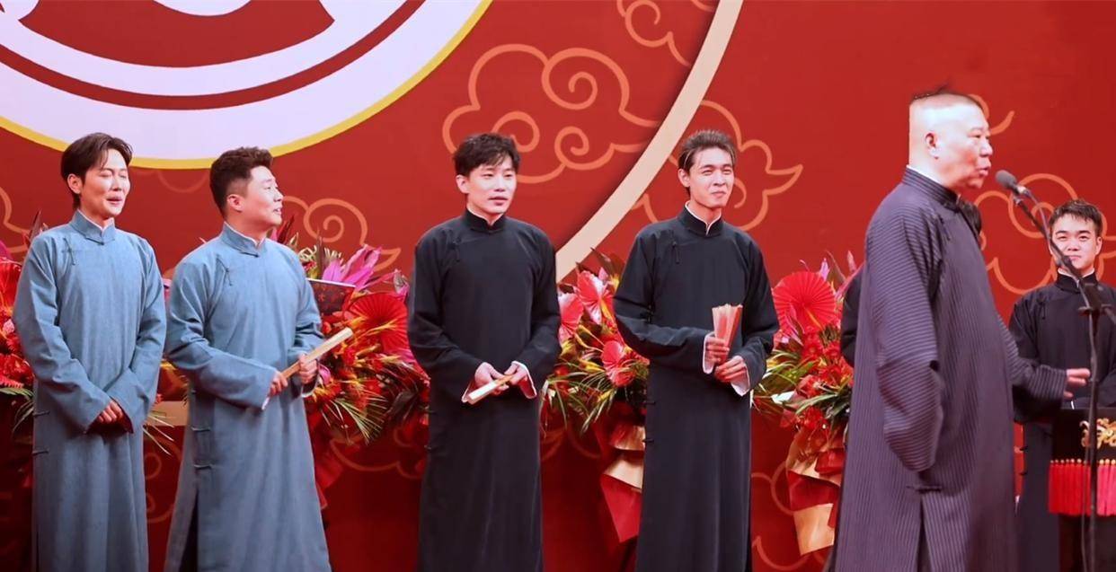 德云社郭麒麟开箱演出,返场时被师兄弟调侃,大林的配合真到位_观众