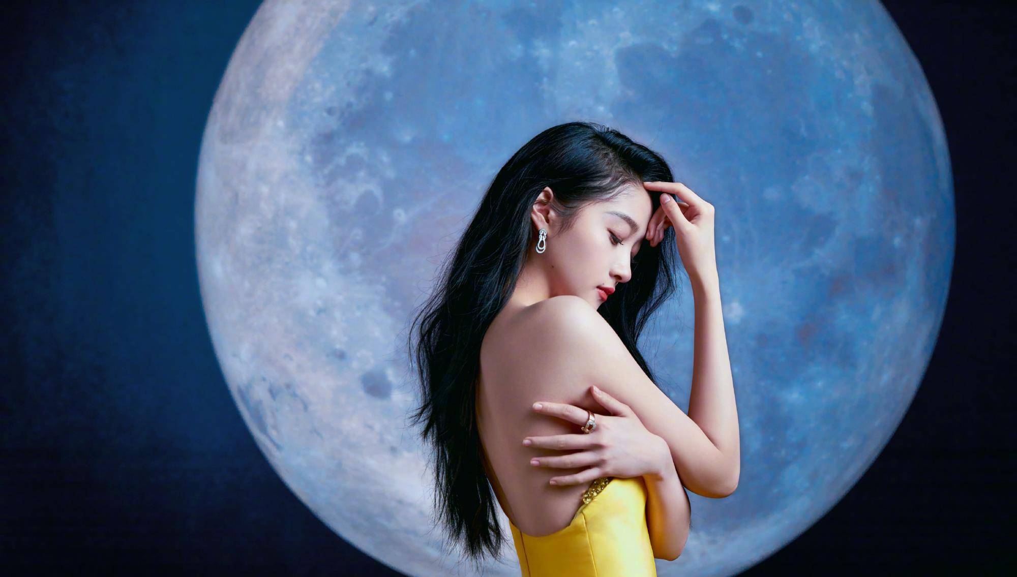 关晓彤接受活动采访,称朋友每天都在问自己在干什么.