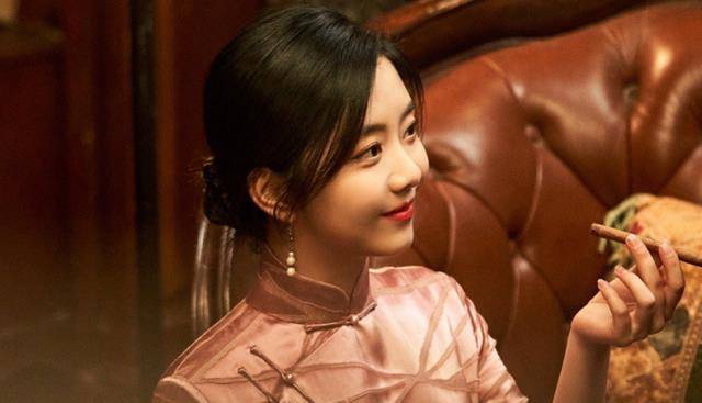 以为谭松韵主母装够绝了,当她穿旗袍时,这腰围是真实存在?_挑战_感觉_