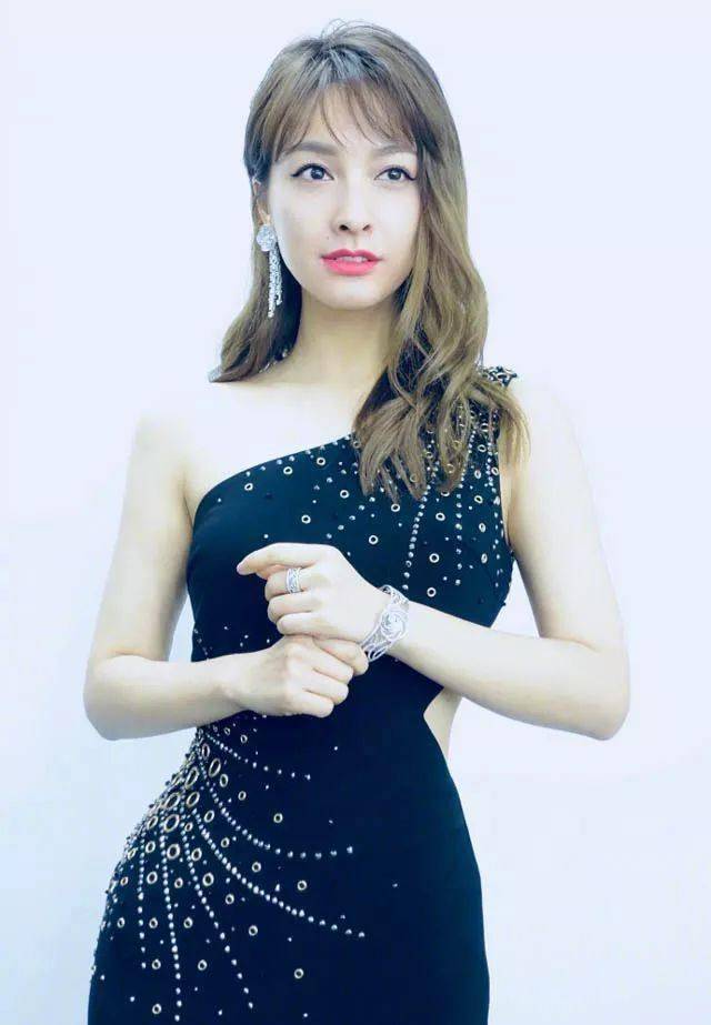 吴昕裸背长裙参加活动,美得让人流鼻血!