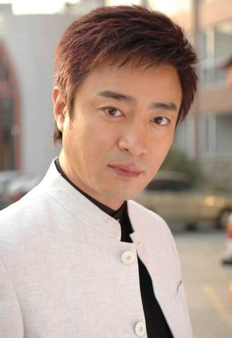 不老男神何中华:从一代大侠到"渣爹专业户",儿子是7岁小帅哥_沈良