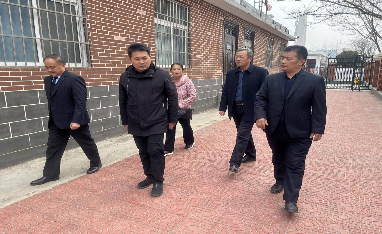 吴守刚校长介绍了"夯实基础教育,突出特色教育,发展职业教育"的办学