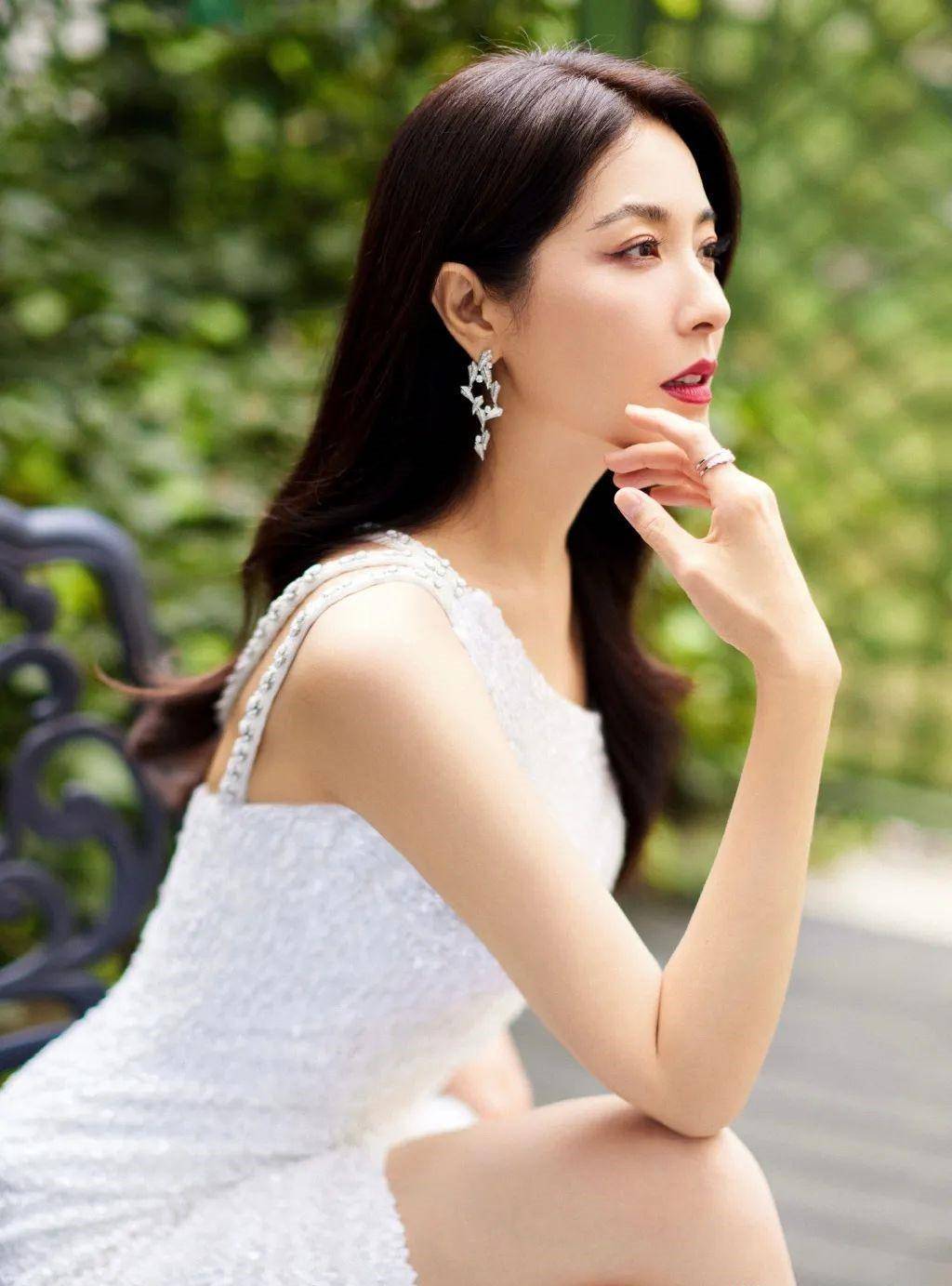 结束语:在娱乐圈里面美女明星有很多,其中和以上几位一样拥有绝世容颜