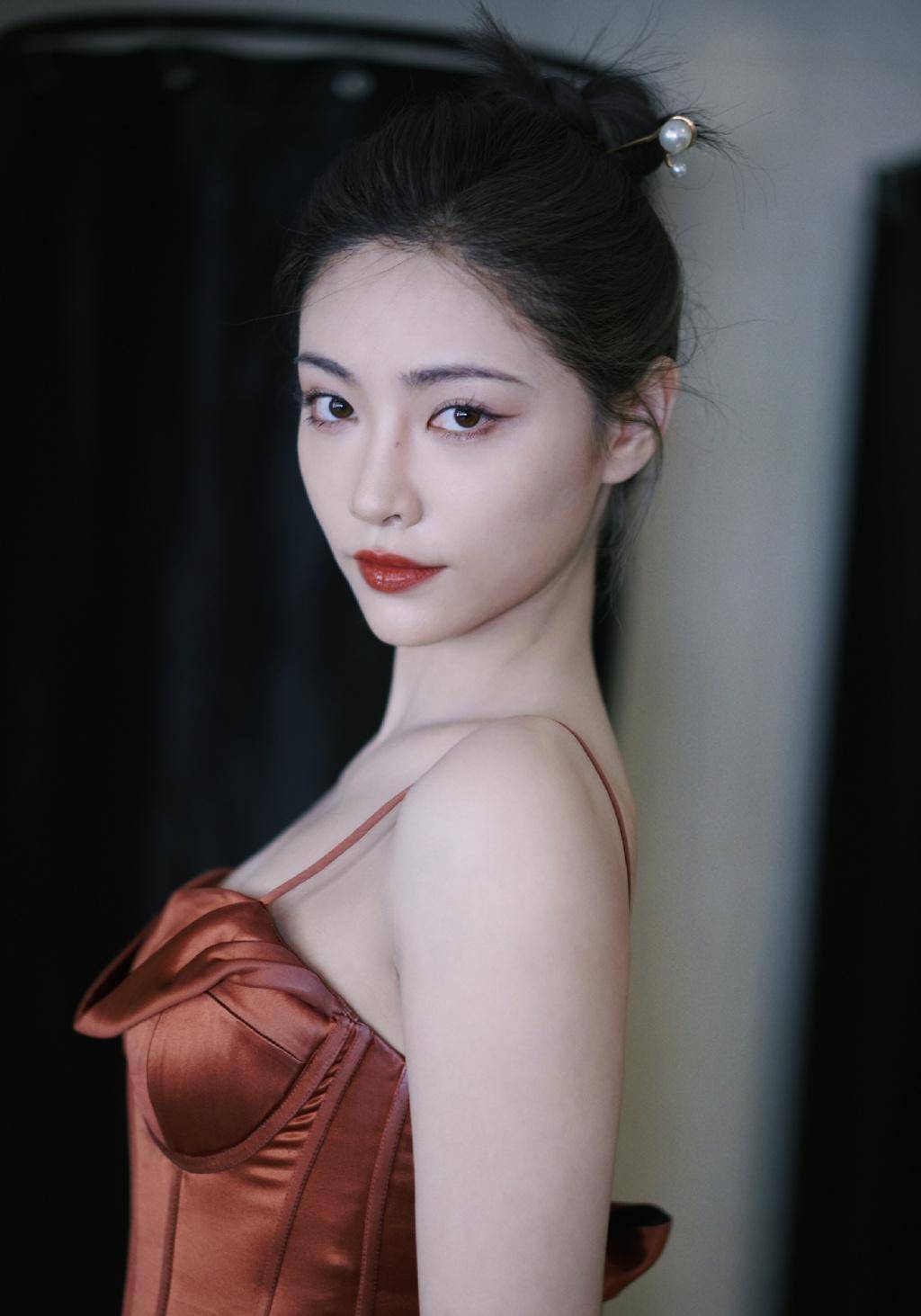 你仔细看看,马苏的衣服和许佳琪的衣服有什么区别吗?