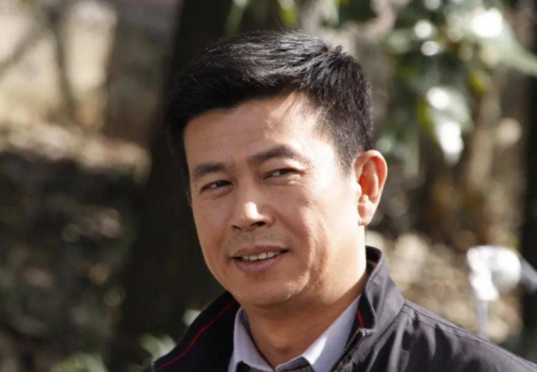 演员江柏萱:出道28年55岁才翻红,娶单亲妈妈为妻恩爱25年_蔡文比_凯文