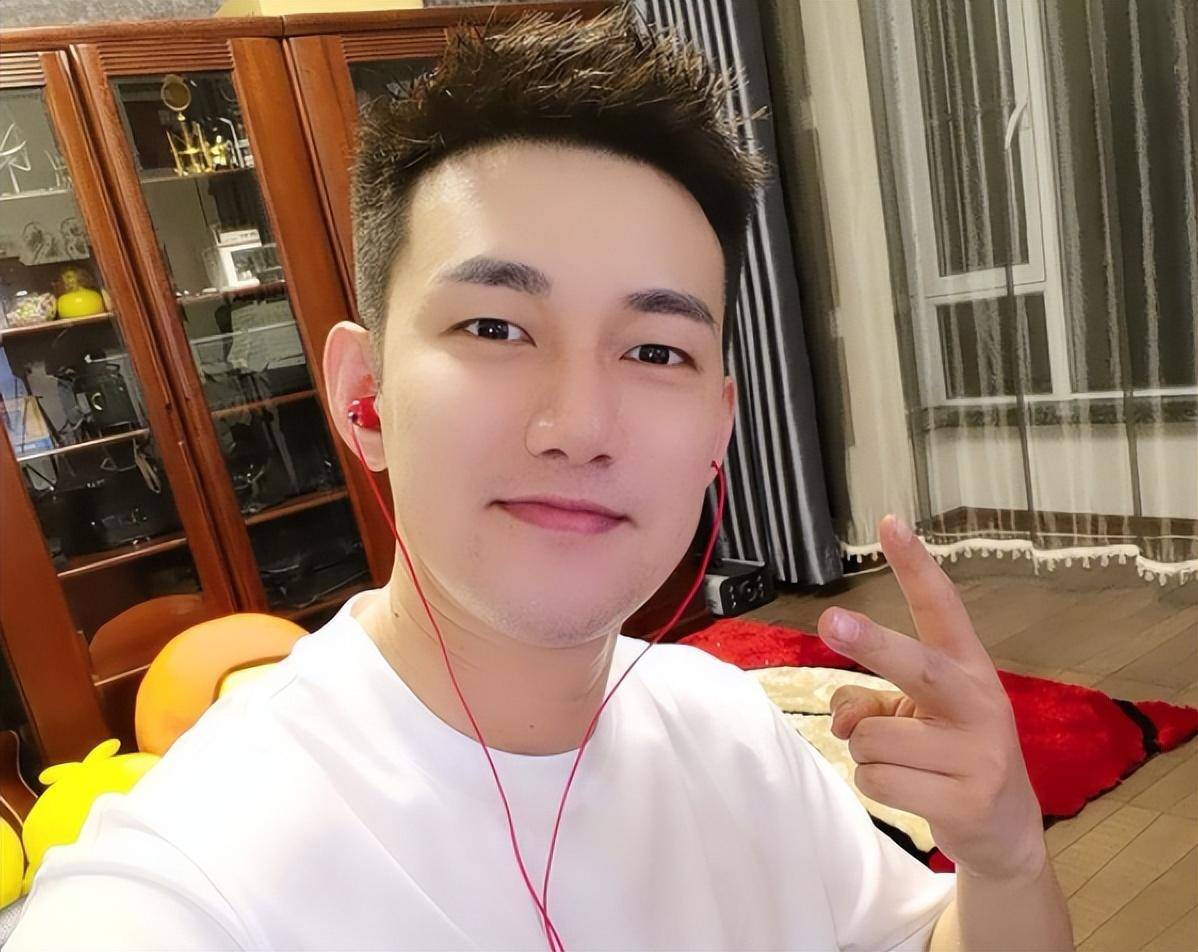 辛巴合伙人伽柏,接待网红阿哲,展示4000平办公室,酒吧消费百万_公司