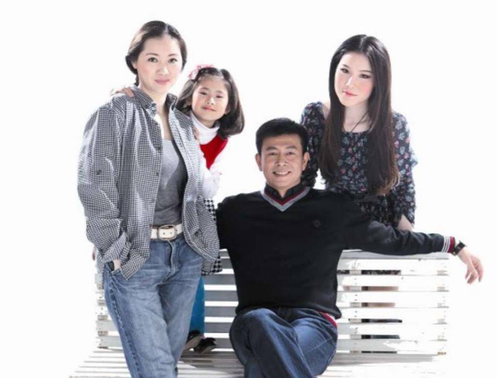 演员江柏萱:出道28年55岁才翻红,娶单亲妈妈为妻恩爱25年_蔡文比_凯文