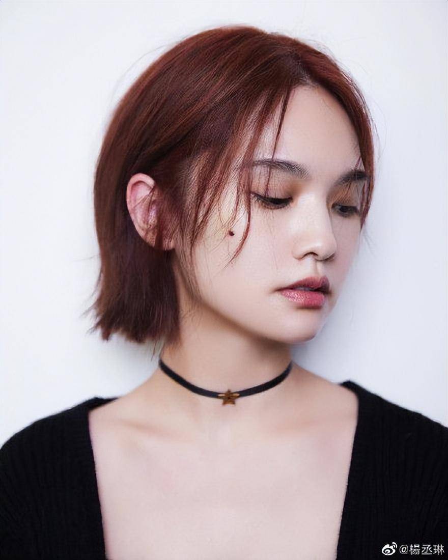 杨丞琳晒中长发造型,带绿棕色美中带飒,网友:有点乌梅子酱_感觉_发型