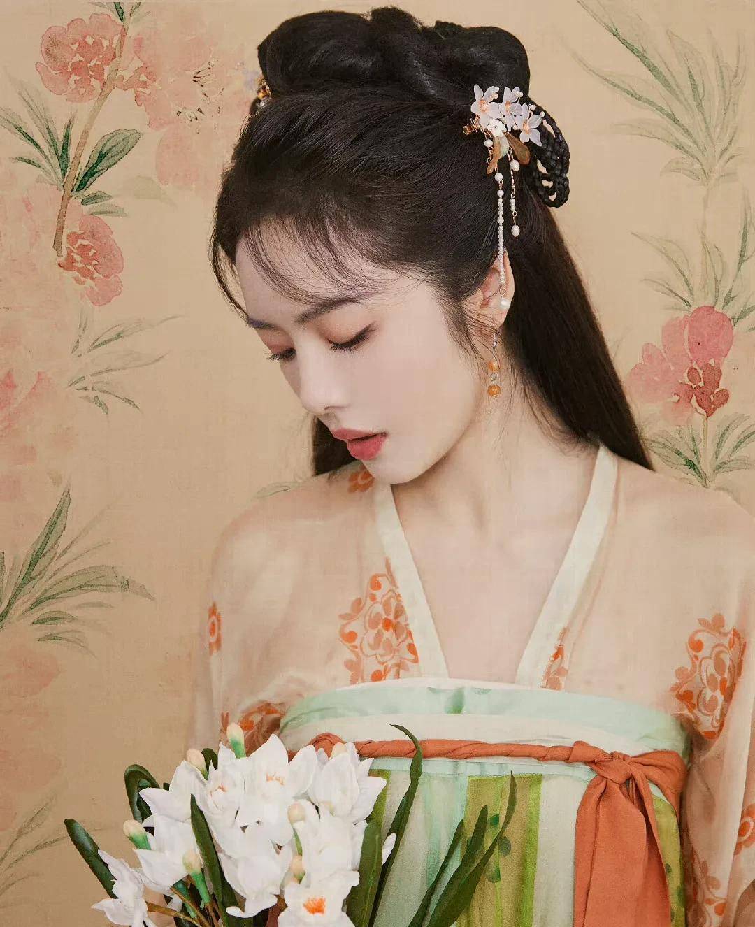 2月18日美图秀秀,迪丽热巴最美,李一桐最灵动,杨超越最清纯!