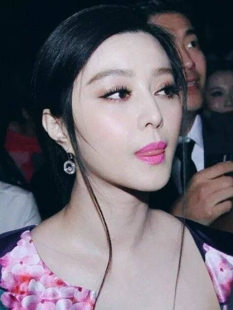 舌头卖萌呀,嘟嘟嘴什么的简直是手到擒来,超级可爱的~小圆脸赵丽颖的