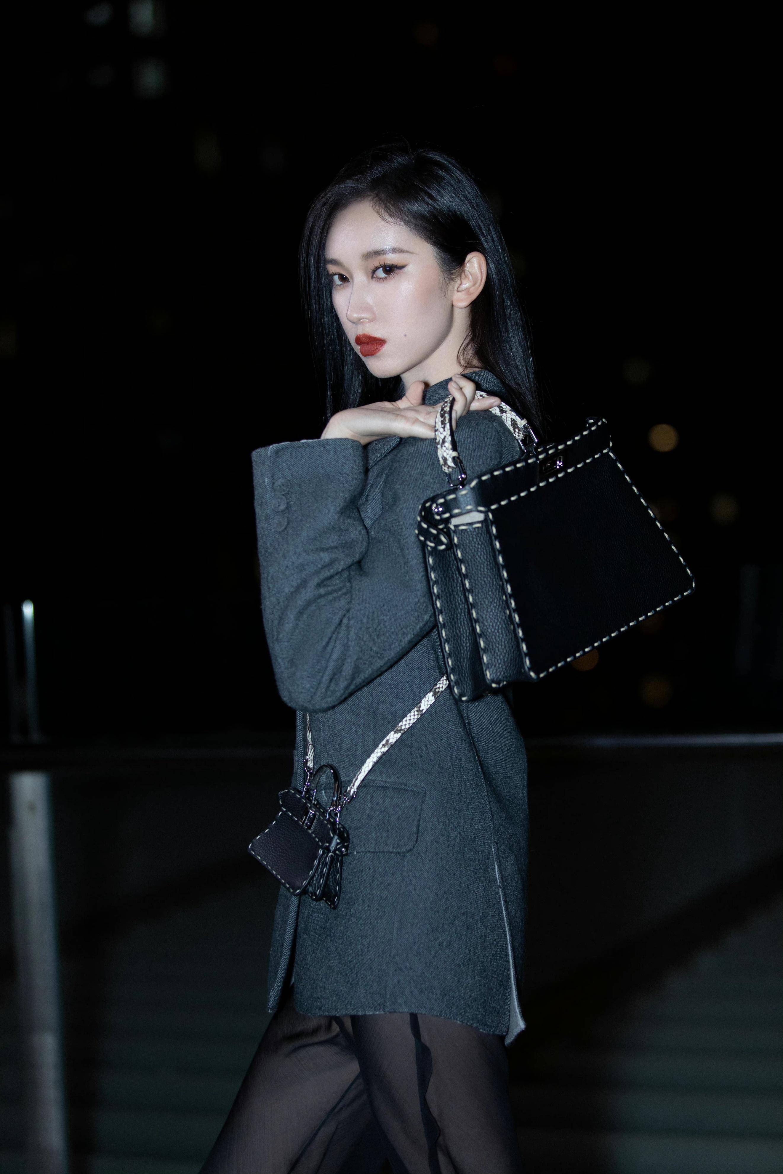 明星写真:刘令姿西装丝袜裤搭配中筒靴时尚摄影,造型大胆前卫