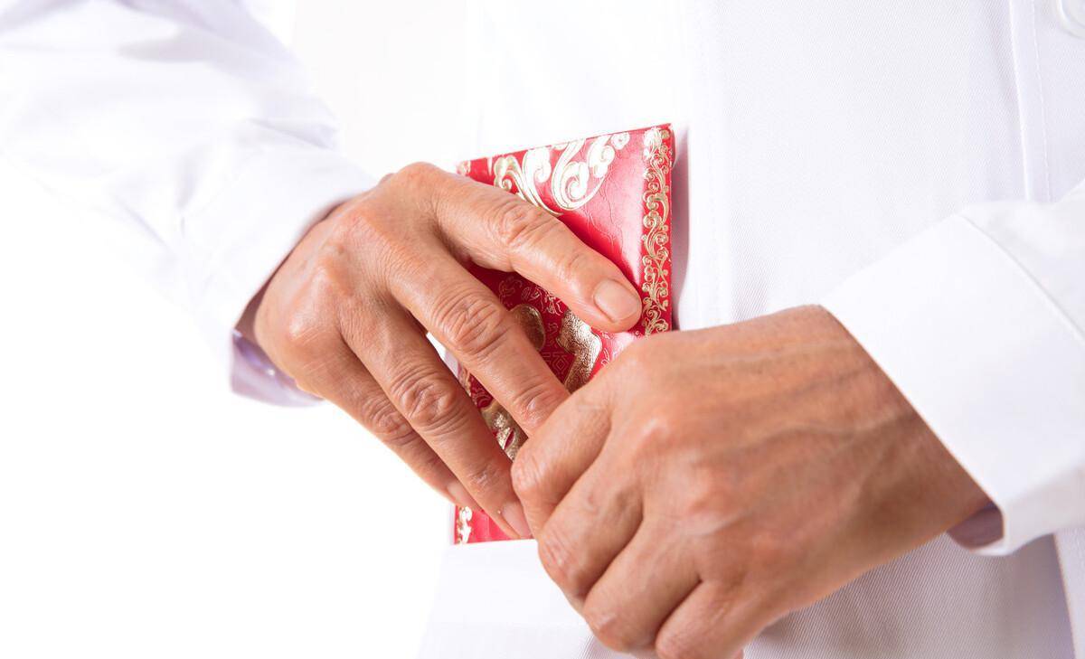 医生收红包视频曝光,网友:很正常,医患关系紧张是有原因的!