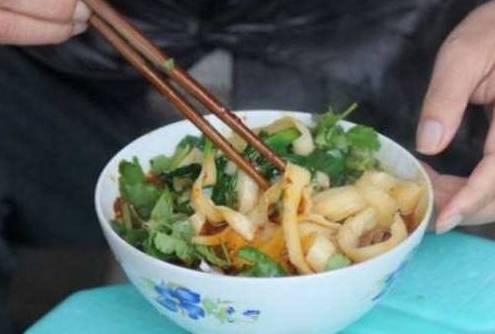 在街边吃面，一碗面却要“三根筷子”，端上桌才明白其中的原因！(图3)