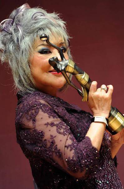 就导致了整个脸部扭曲,询问医院却不能修复,自此邵音音就变了样子