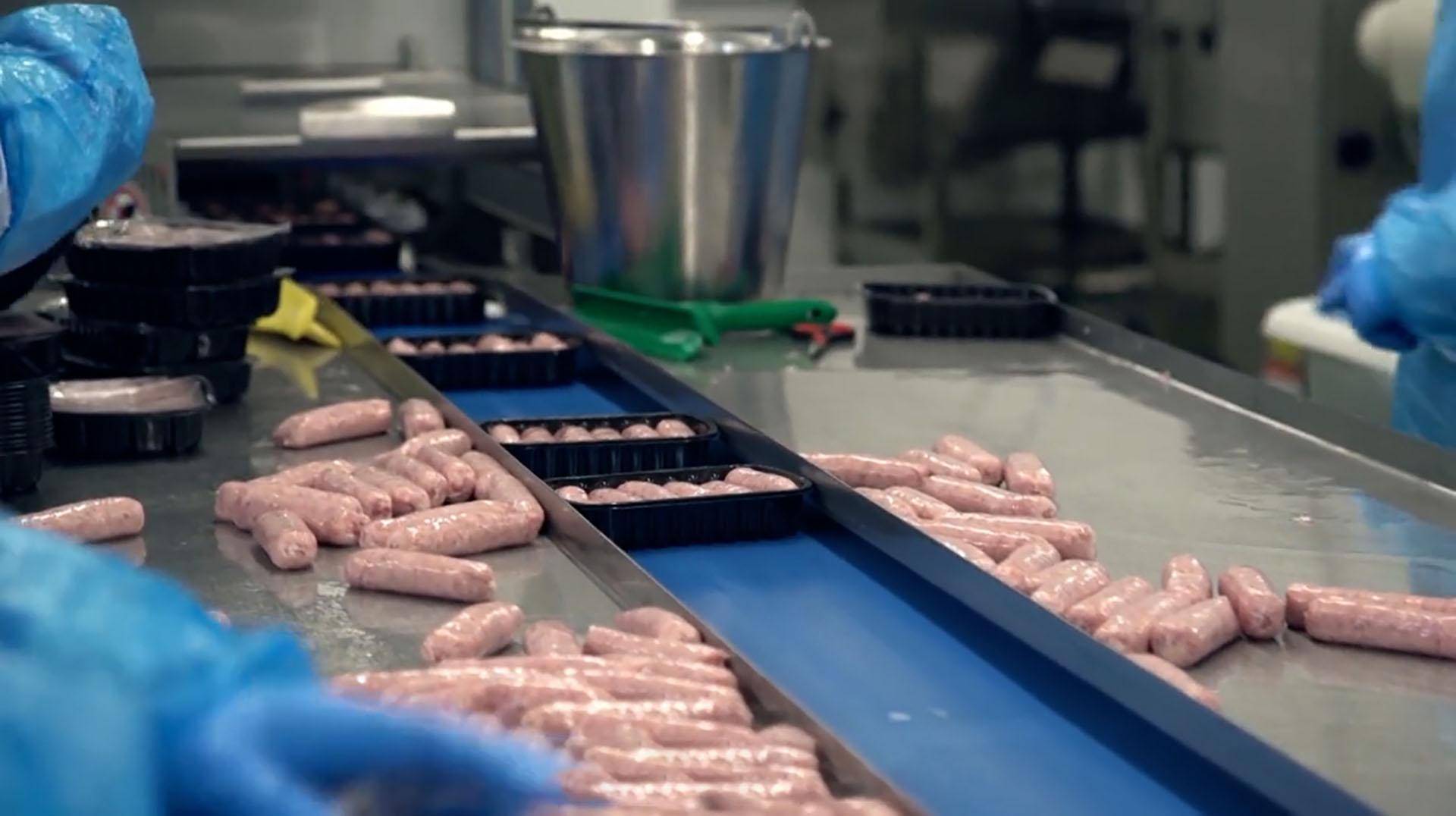 探访国外工厂,实拍香肠的制作过程,一分钟可生产600根香肠_进行_机器