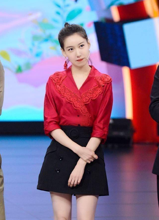 高露和佟丽娅同框,同穿衬衫知性又温柔,成为女性穿搭模板_效果_造型