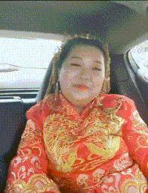 搞笑GIF：蜜斯姐，说实的衣服就要如许穿才都雅