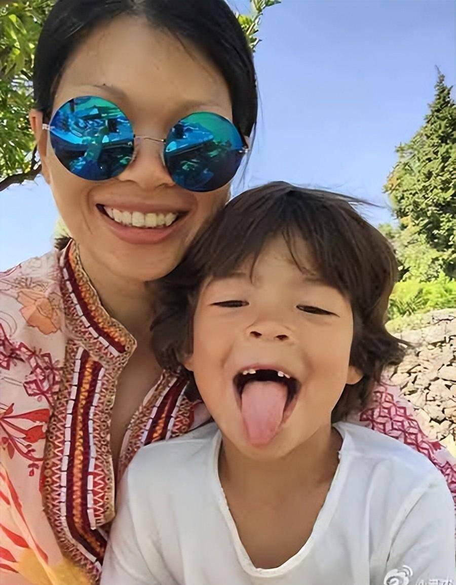 超模吕燕晒照,她因丑红遍全球成为超模,嫁给国外老公被宠成公主