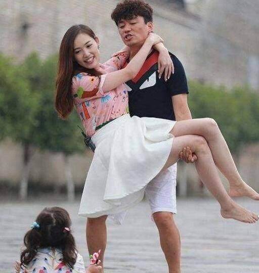 陈思成用力过猛吓坏佟丽娅太尴尬,贾乃亮这一抱很苏实在太心酸!