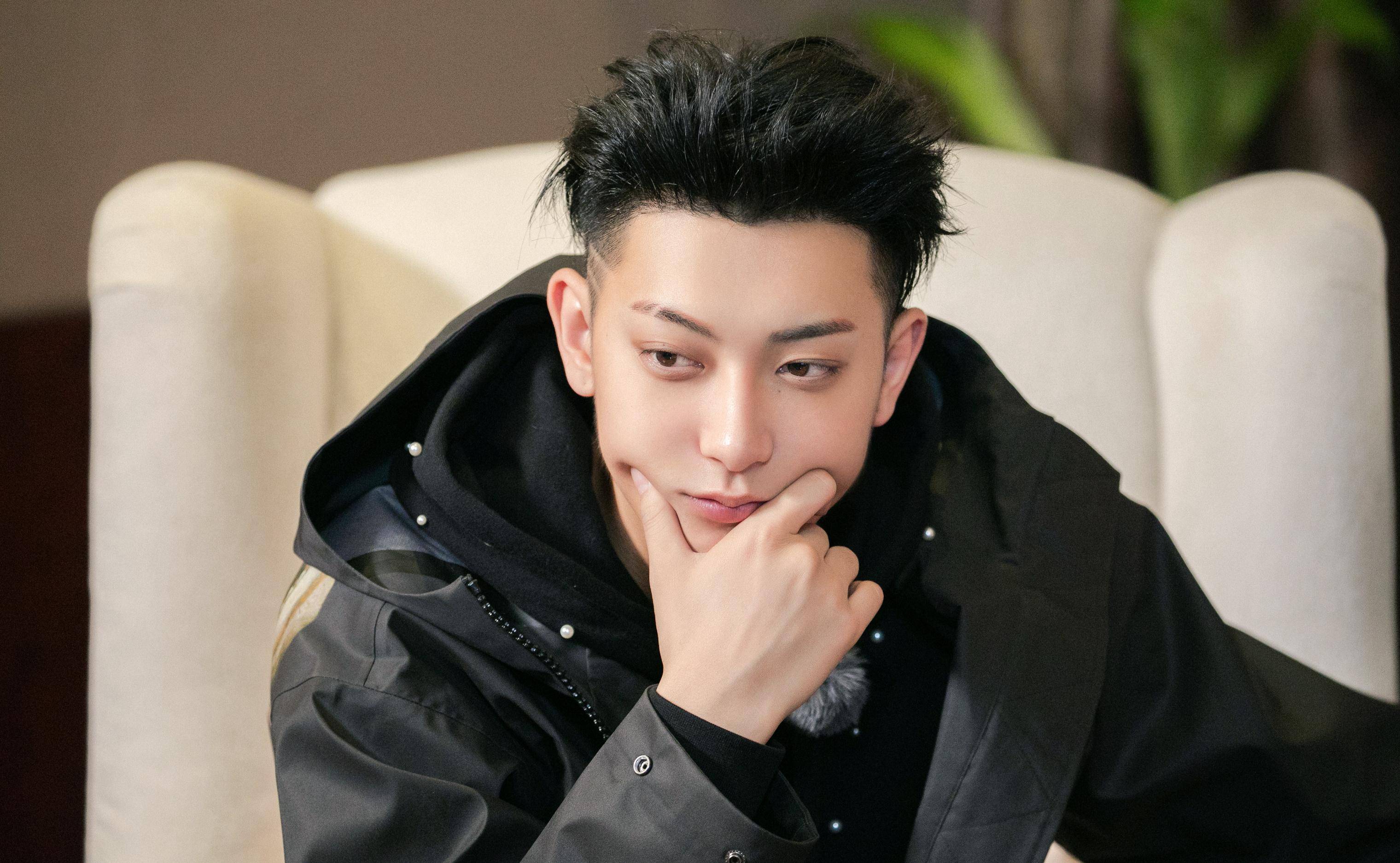 二百亿家产也遗憾,黄子韬忆父泪洒舞台:愿用十年寿命换我爸一年_爸爸