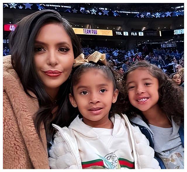 科比妻子带女儿们闪耀全明星赛!