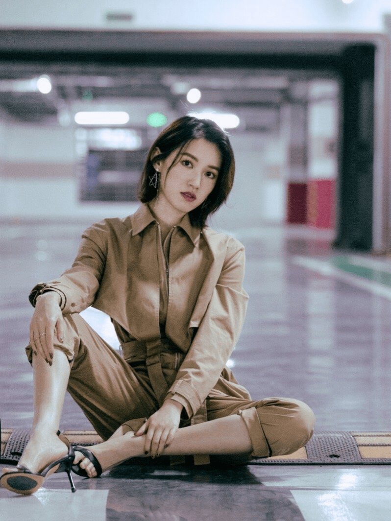 苏青将纯白色雪纺纱扎进粉紫色格纹短裤里,从而拉长腿部线条.