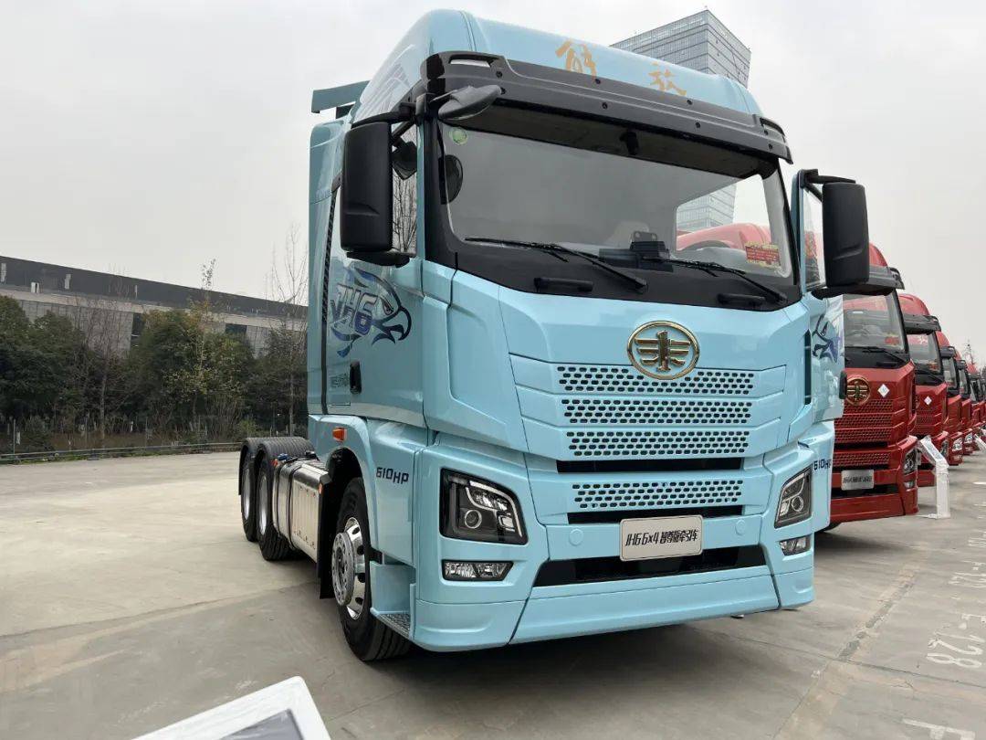 6×4 头等舱牵引车j7 6×4 15l 660马力牵引车牵引车一汽解放此次带来