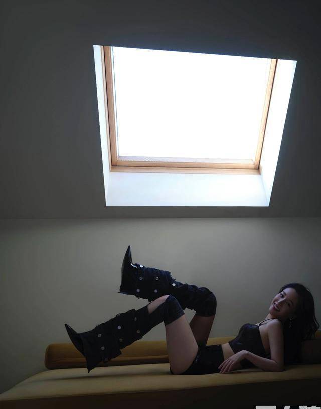 吴倩《男人装》封面,皮质胸衣配超短裤秀美腿,大露背又纯又欲_连衣裙