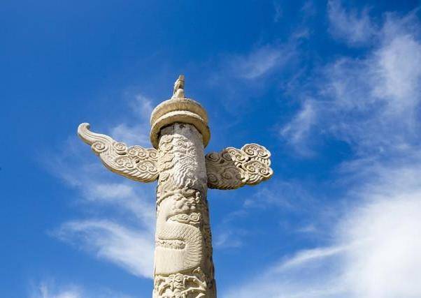 都二十一世纪了,这都想不明白:盘绕在山门里擎天华表柱上,成历史了.