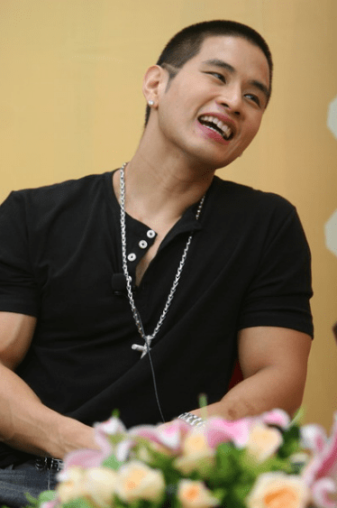 刘承俊"触碰红线",入美籍被封终身不回来,时隔17年现状如何?