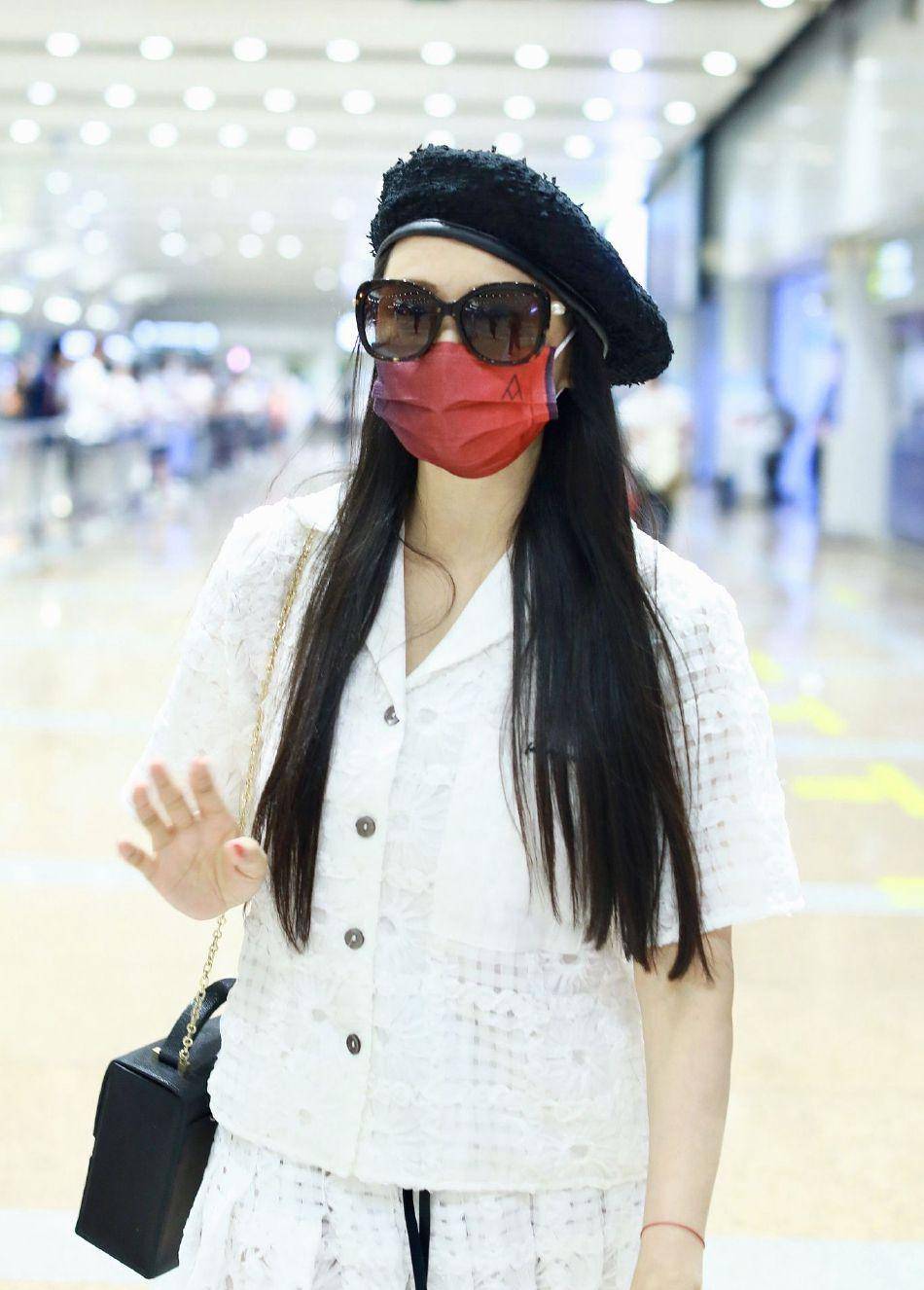 伊能静机场穿搭好温柔,白色套装裙配贝雷帽,优雅又显气质_造型_黑色