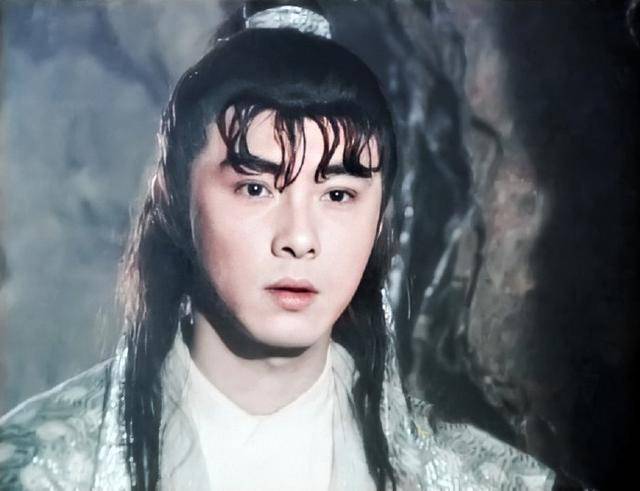 《日月神剑》他和郭晋安一起合演日月神侠,早年香港武侠片刚刚盛行的
