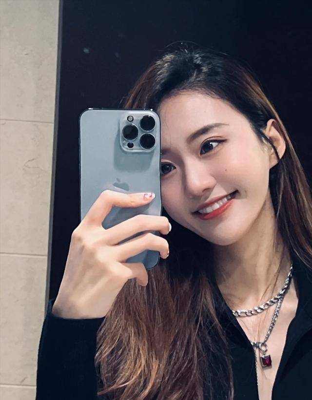徐梦迪:著名女演员闫学晶儿媳妇,嫁星二代老公林傲霏孕妇照惊艳_婚礼