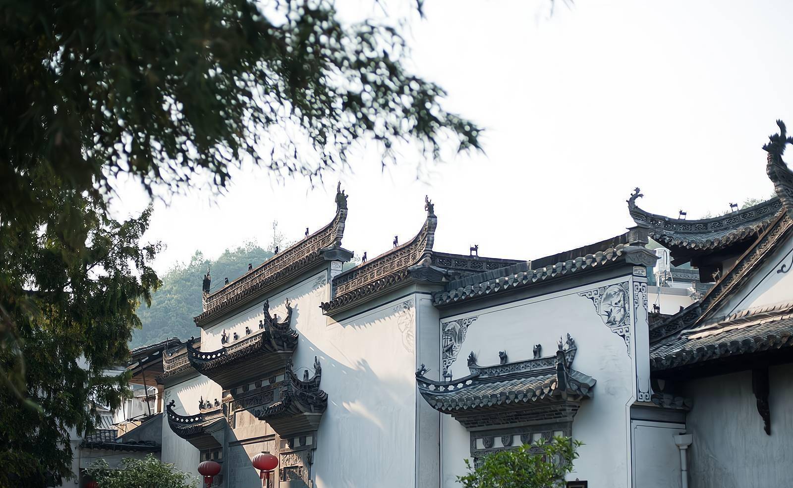 位于风水之乡的龙川村,自古就是名人云集,人才辈出的地方.