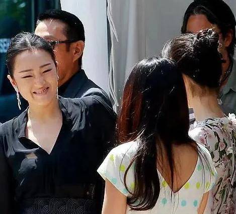 巩俐赔笑显大气,张末一脸高冷_造型_优势_女性