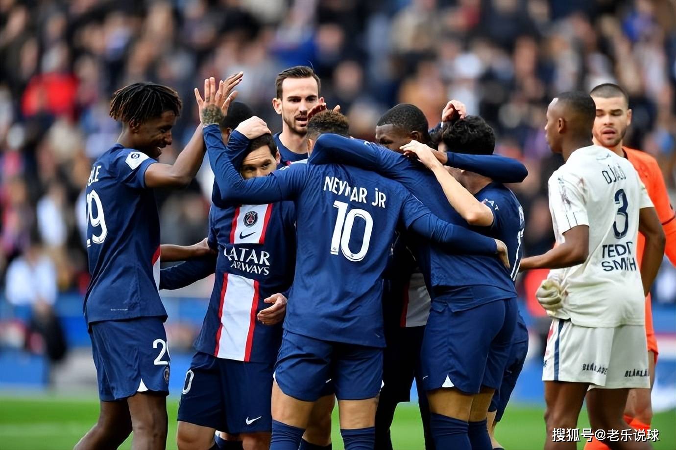 俱乐部,内马尔都是对方球员重点盯防的对象,这也证明了内马尔的重要性