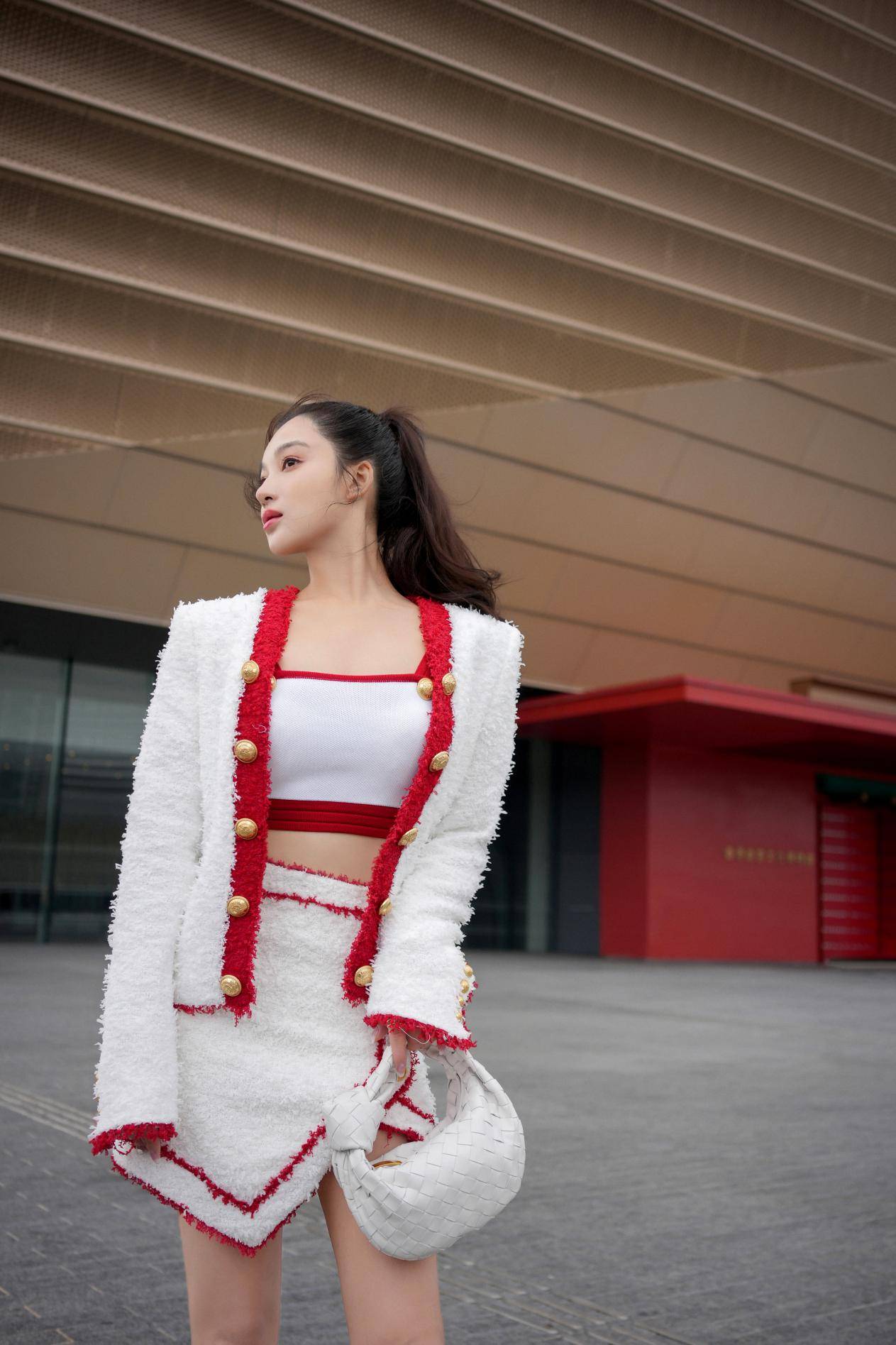 孙嘉璐游故宫美得轻灵天鹅颈大长腿吸睛这体态真的慕了