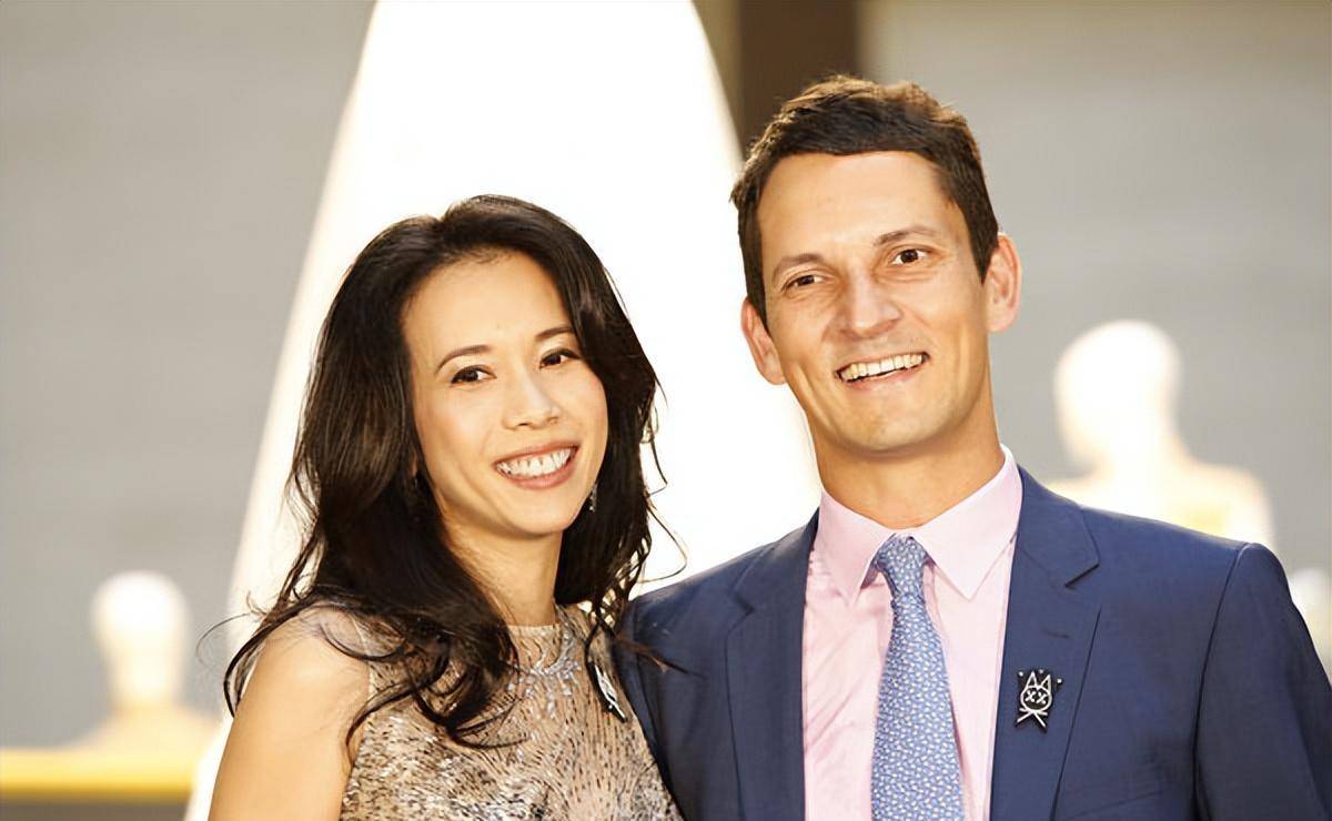 52岁莫文蔚大年初六晒全家福,跟外国老公十分甜蜜_照片_恋情_家人