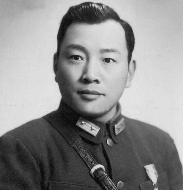“陈赓”他是黄埔一期生，曾杀了我军一位重要领导人，俘虏后却被特赦！