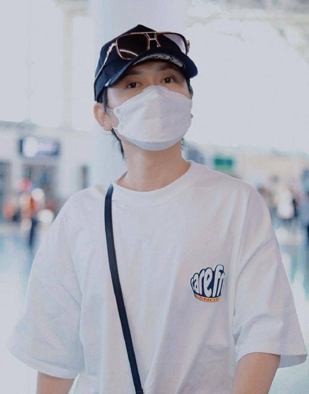 德云社孟鹤堂出现在机场,清爽的穿搭引粉丝热议,孟哥值得追捧_演出